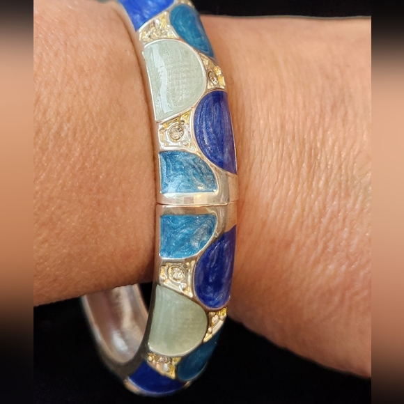 Enamled Metal two-tone bangle bracelet with hidden spring clasp. - Picture 4 of 5